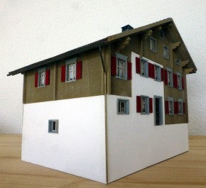 Haus bei Post Disentis Fertigmodell (H0)